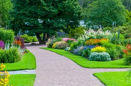 Commercial & Contract Gardening Services perth (2) Commercial & Contract Gardening Services Perth – Beautifully landscaped garden with colorful flowers, trimmed lawns, and a clean pathway.